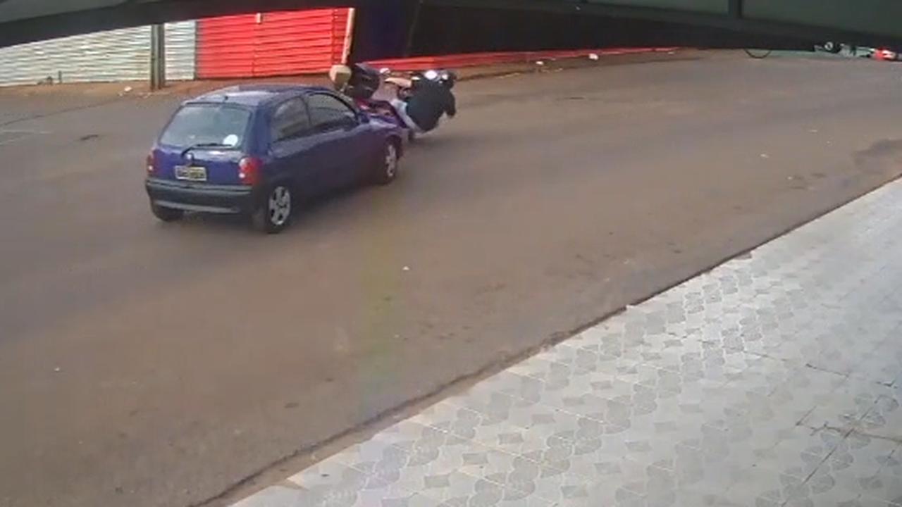 Câmera flagra acidente que deixou motociclista ferido na Rua Europa Câmera flagra acidente que deixou motociclista ferido na Rua Europa