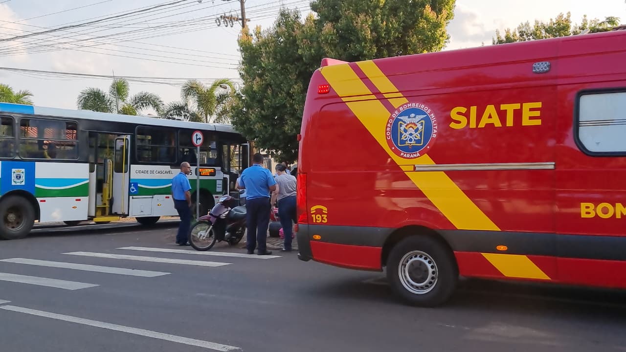 Mulher e adolescente ficam feridas em colisão contra ônibus no Cascavel Velho Mulher e adolescente ficam feridas em colisão contra ônibus no Cascavel Velho