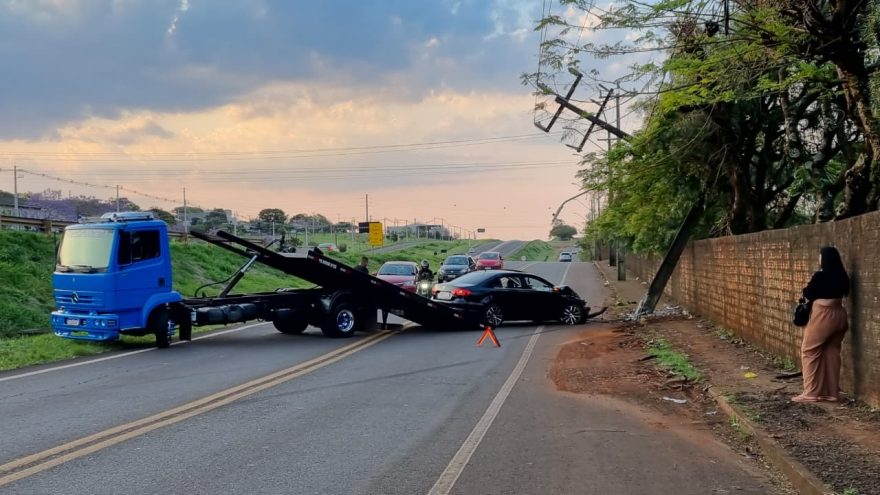 Motorista destrói poste elétrico na marginal da PRc-467, em Cascavel