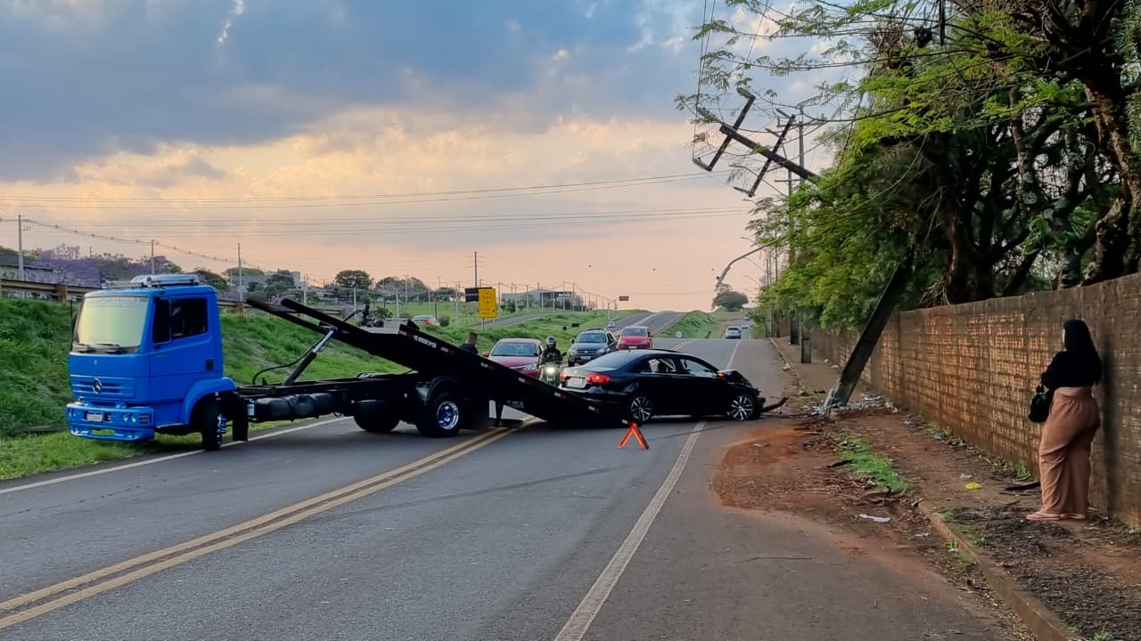 Motorista destrói poste elétrico na marginal da PRc-467, em Cascavel Motorista destrói poste elétrico na marginal da PRc-467, em Cascavel