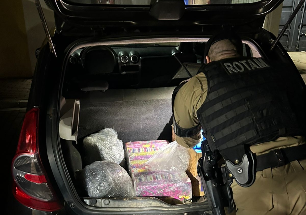 Jovem é preso com quase 28 kg de maconha após ser flagrado na contramão na Carlos Gomes Jovem é preso com quase 28 kg de maconha após ser flagrado na contramão na Carlos Gomes