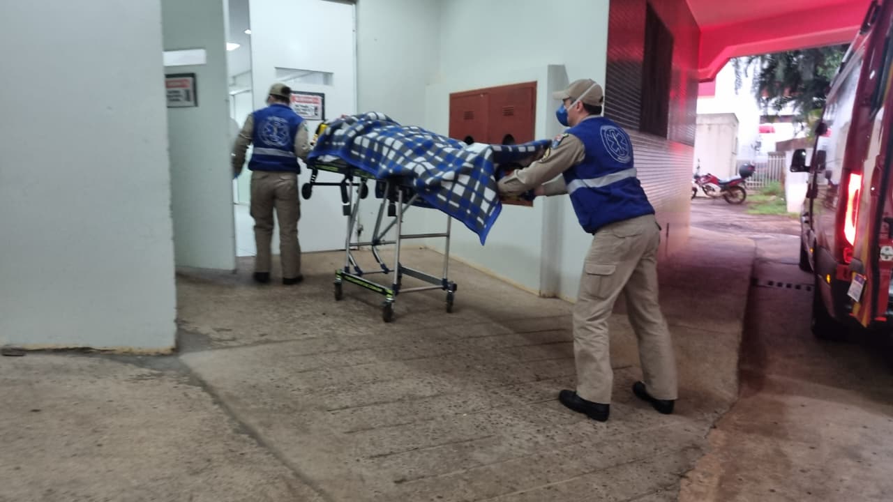 Jovem fica ferido após queda de moto no Bairro Universitário em Cascavel Jovem fica ferido após queda de moto no Bairro Universitário em Cascavel