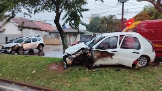 Forte acidente deixa vítimas na Avenida Toledo em Cascavel Forte acidente deixa vítimas na Avenida Toledo em Cascavel