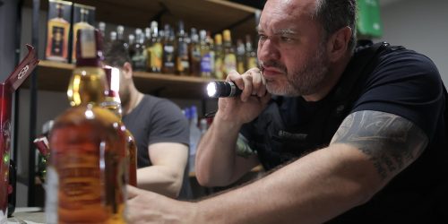 Imagem referente a Vigilância Sanitária do Rio fecha bar por venda de bebida sem registro