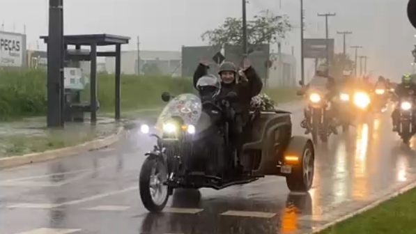 Mesmo com chuva, Motociata da Fé leva imagem de Nossa Senhora Aparecida até a Catedral