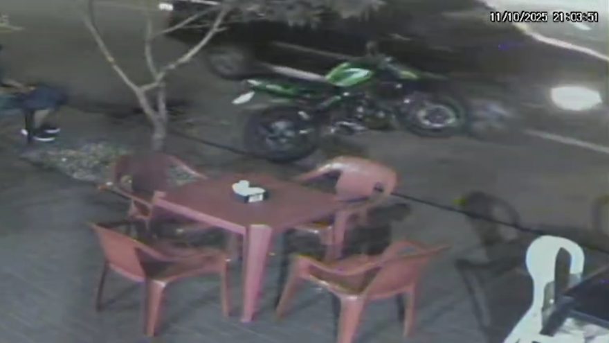 Caminhonete bate e derruba Kawasaki ER6N estacionada no Bairro Floresta, em Cascavel
