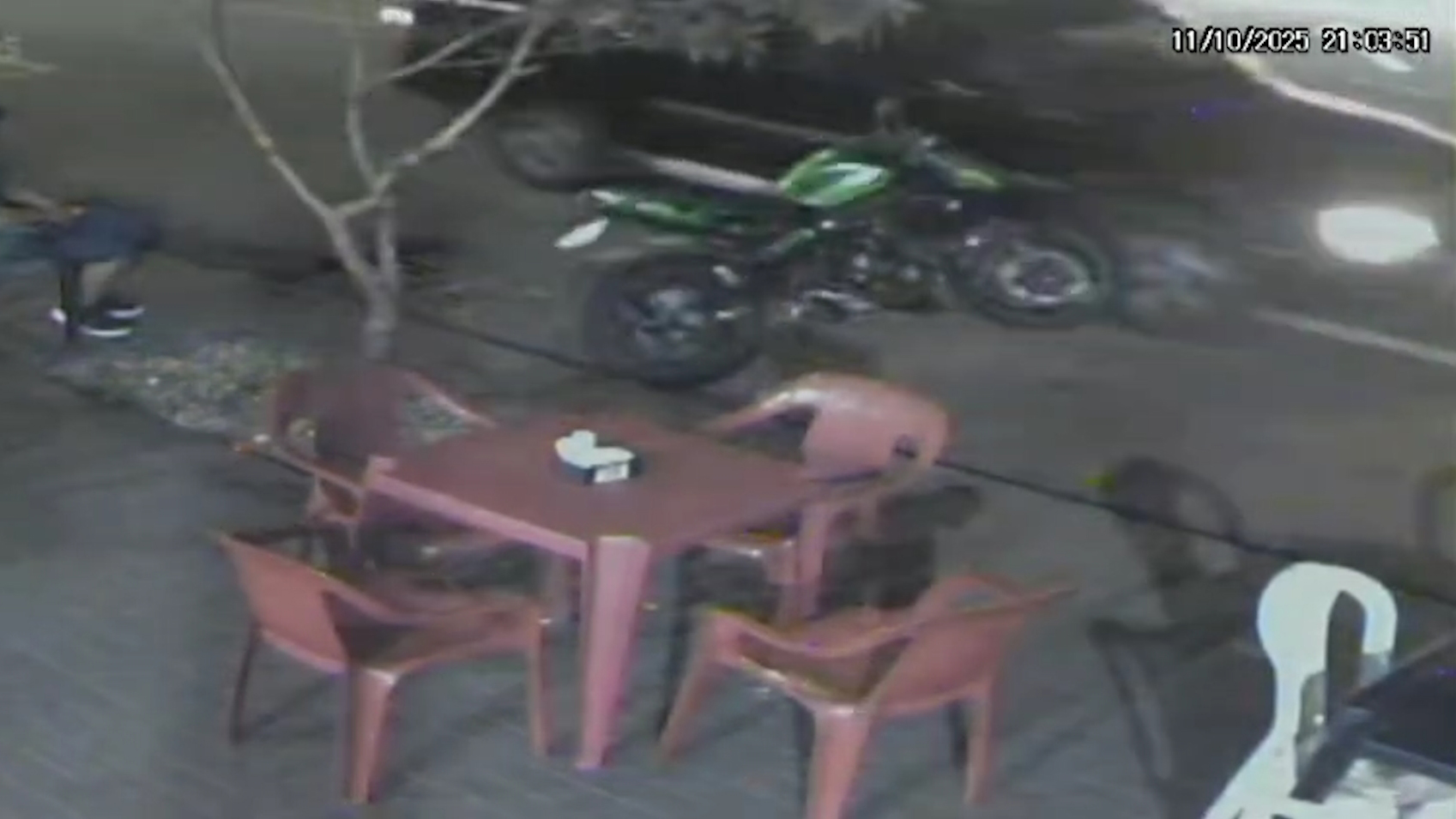 Caminhonete bate e derruba Kawasaki ER6N estacionada no Bairro Floresta, em Cascavel