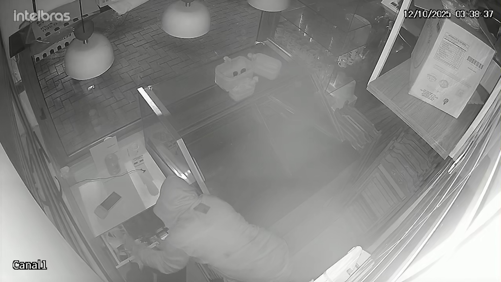 Câmera de segurança flagra furto em gelateria no Centro de Cascavel