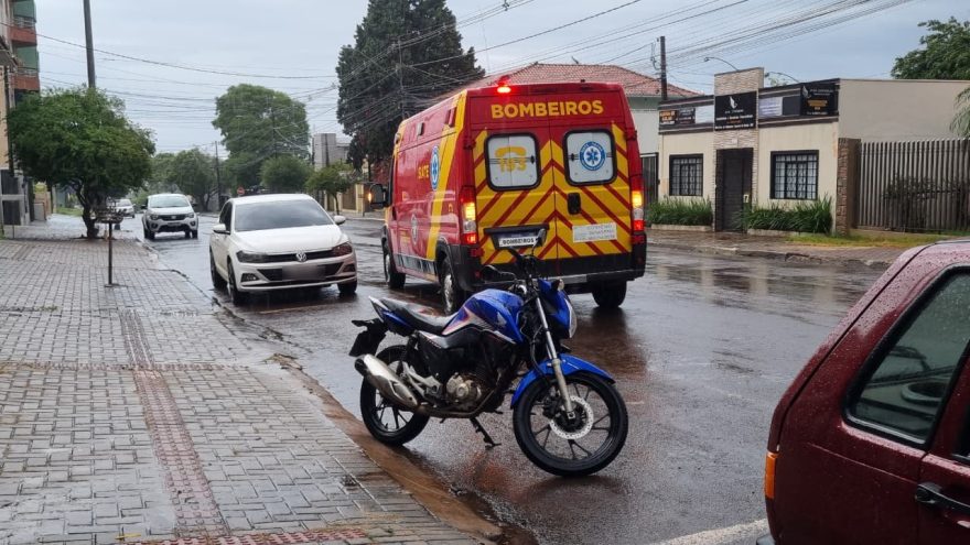 Acidente entre carro e moto no Bairro Coqueiral deixa homem ferido