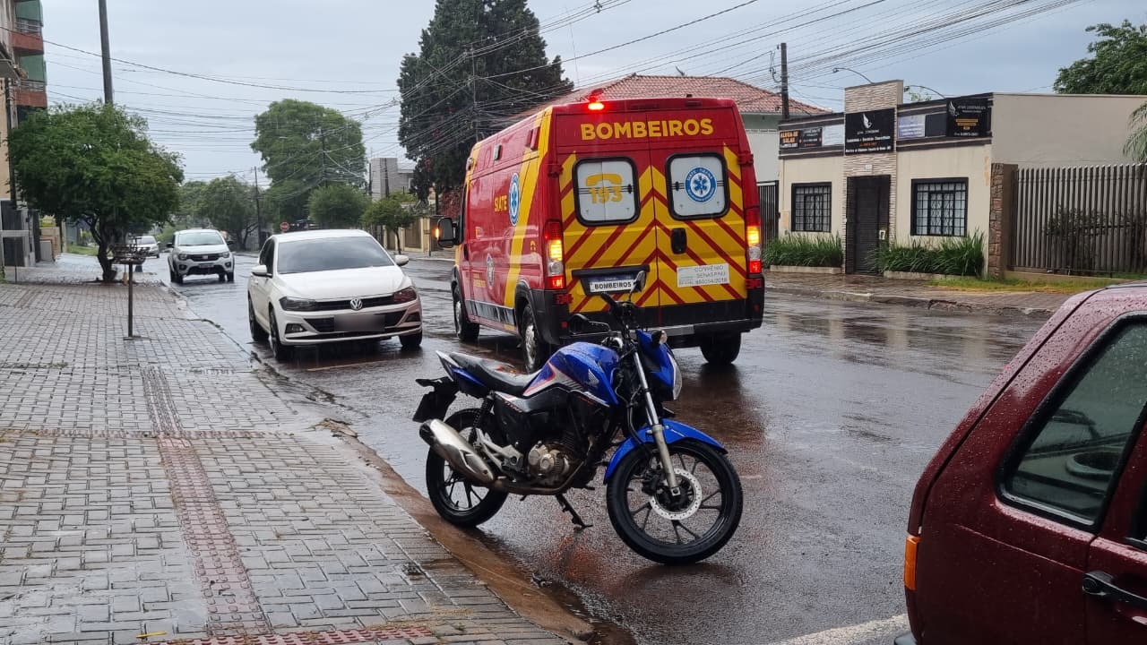 Acidente entre carro e moto no Bairro Coqueiral deixa homem ferido