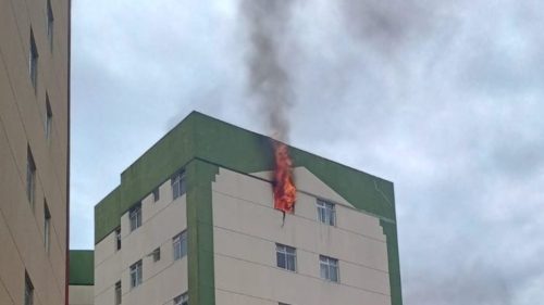 Incêndio em apartamento deixa seis vítimas e mobiliza bombeiros; Idosa é internada em estado grave