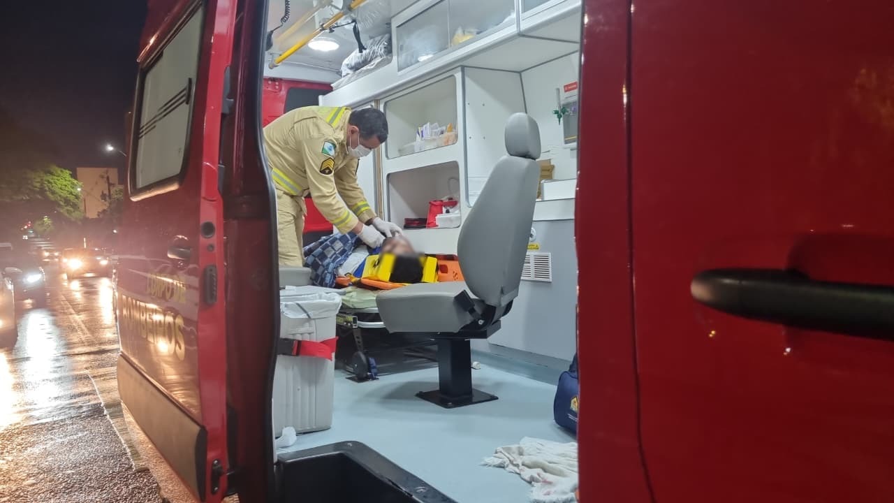 Piloto é socorrido pelo Siate após acidente em cruzamento com semáforo no Centro