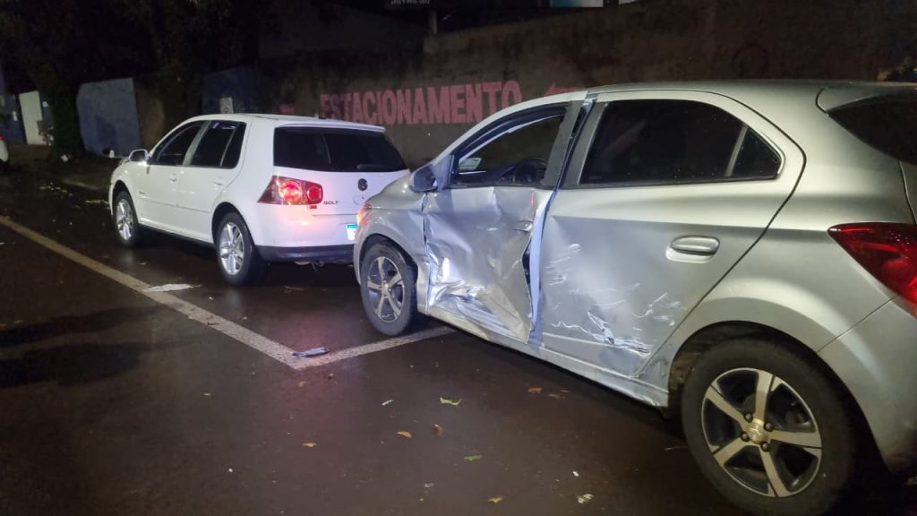 Novo acidente, velho cruzamento: Onix e Golf colidem na esquina das ruas Rio Grande do Sul e Uruguai