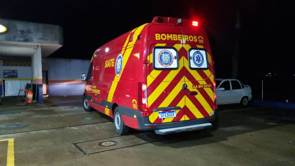 Homem fere a cabeça ao sofrer queda em pátio de posto na Avenida Piquiri