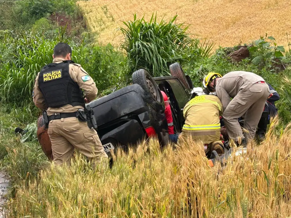 Motorista é socorrido inconsciente após capotamento em Coronel Vivida