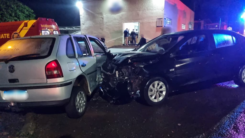 Voltando da igreja, família se envolve em acidente na Rua Maracaí