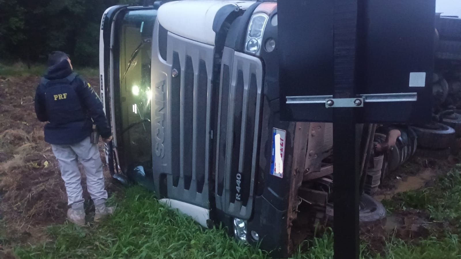 Motorista embriagado sai da pista ao pegar o celular e mandar mensagem para a esposa na BR-373 em Guamiranga