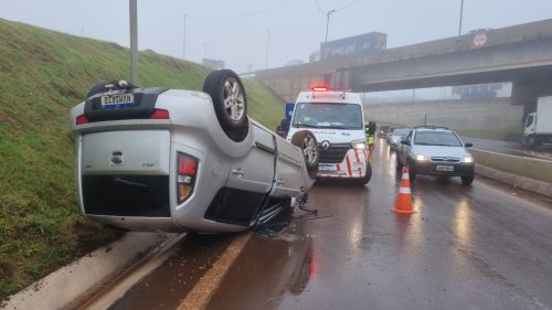 Carro capota no Trevo Cataratas e rodovias ficam travadas Imagem referente a Carro capota no Trevo Cataratas e rodovias ficam travadas