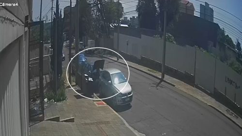 Câmera de segurança flagra furto de bateria de carro em frente a condomínio em Cascavel Imagem referente a Câmera de segurança flagra furto de bateria de carro em frente a condomínio em Cascavel