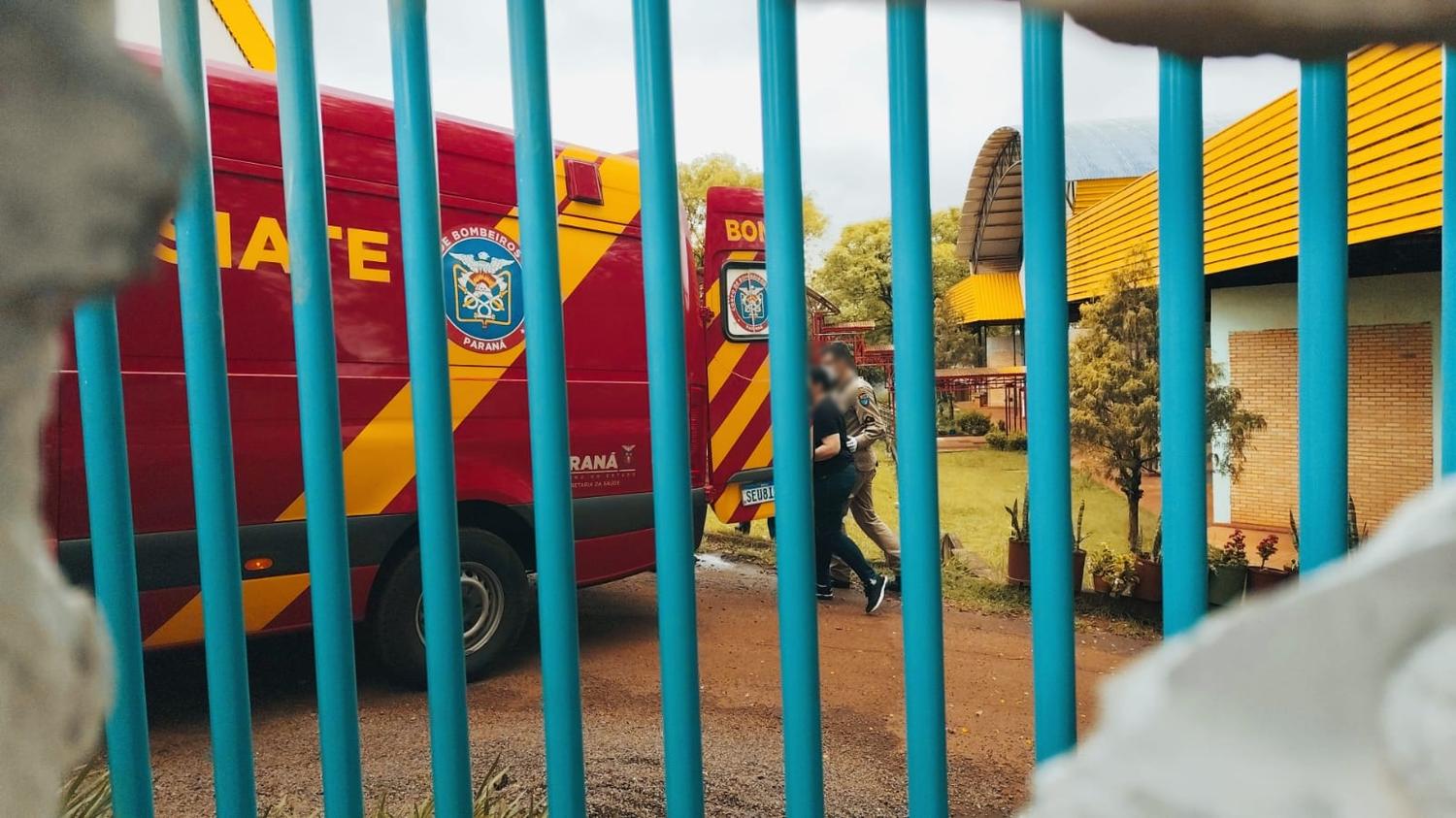 Mulher é socorrida pelo Siate após sofrer queda e machucar o braço