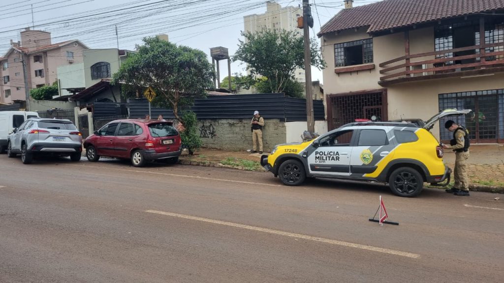 Condutor fugitivo fecha Corolla que bate em outros dois veículos estacionados no Cancelli