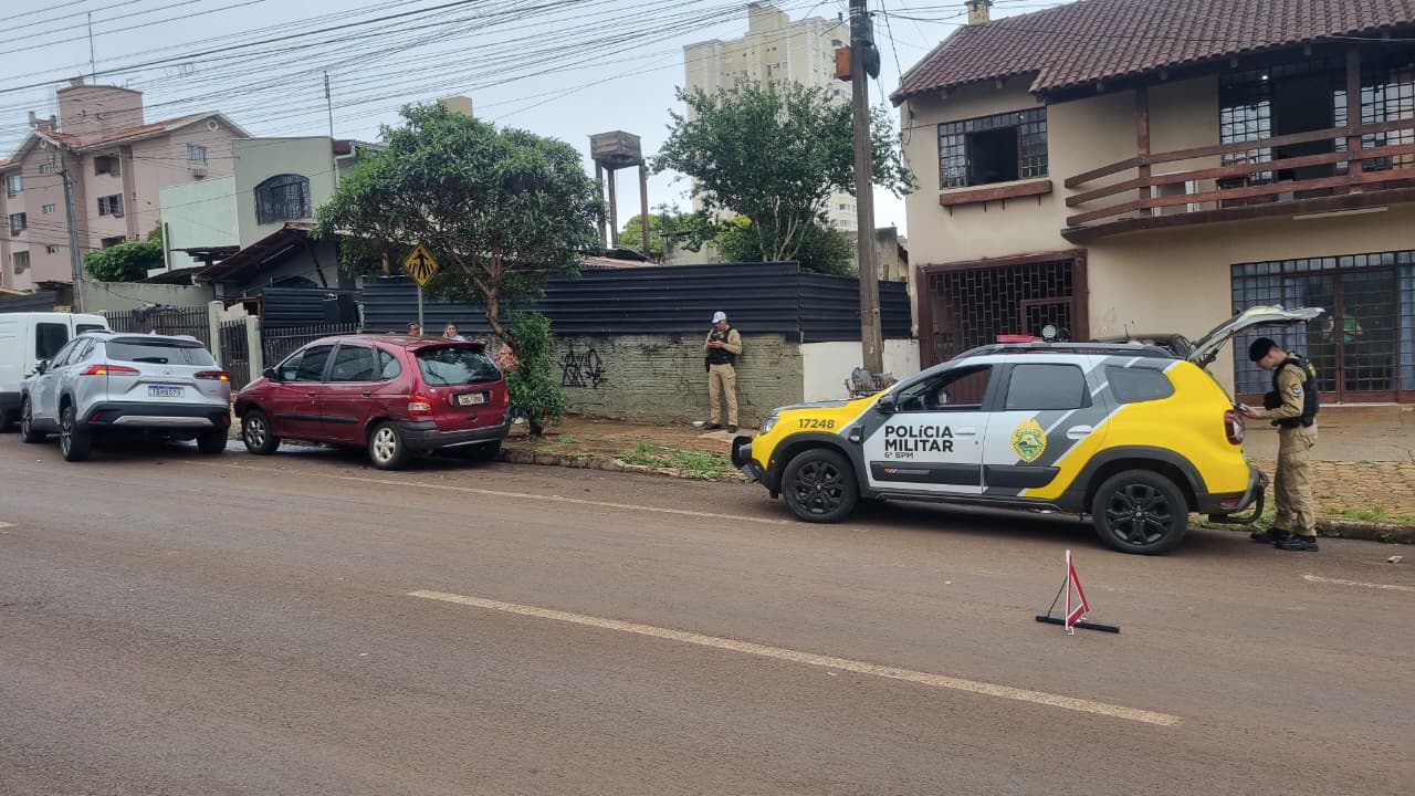 Condutor fugitivo fecha Corolla que bate em outros dois veículos estacionados no Cancelli Condutor fugitivo fecha Corolla que bate em outros dois veículos estacionados no Cancelli