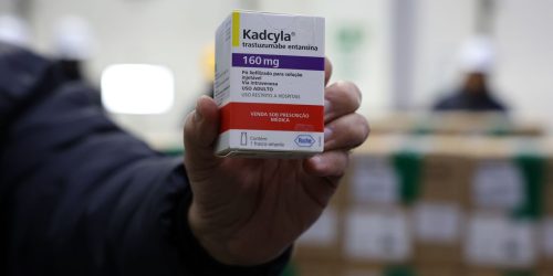 Brasil recebe lote de medicamento para tratar câncer de mama no SUS Imagem referente a Brasil recebe lote de medicamento para tratar câncer de mama no SUS