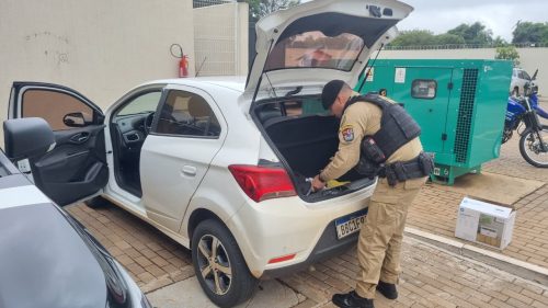Homens são detidos em Cascavel com Onix furtado em Curitiba Imagem referente a Homens são detidos em Cascavel com Onix furtado em Curitiba