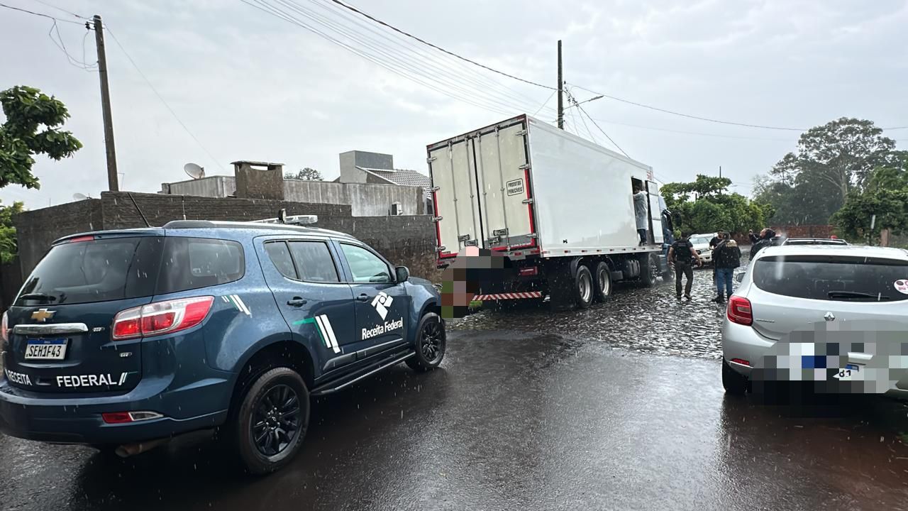 Polícia encontra 1.500 celulares escondidos em caminhão de frango congelado no PR Polícia encontra 1.500 celulares escondidos em caminhão de frango congelado no PR