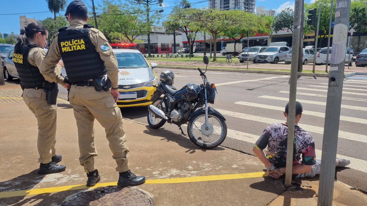 Com moto furtada e porção de maconha, homem é preso na Avenida Brasil