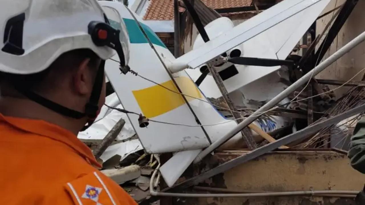 Manhã de terror: Avião cai sobre residência