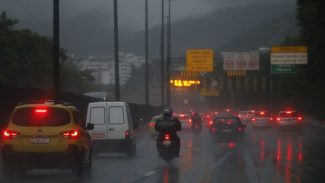 Rio tem alerta de chuva, ventos e ressaca do mar nas próximas horas Rio tem alerta de chuva, ventos e ressaca do mar nas próximas horas