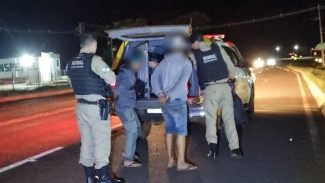Dupla suspeita de homicídio é presa pela Polícia Militar na BR-277, perto do local do crime Dupla suspeita de homicídio é presa pela Polícia Militar na BR-277, perto do local do crime