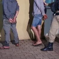 Imagem referente a Jovens suspeitos de assassinato são levados pela PM à Delegacia