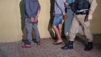 Jovens suspeitos de assassinato são levados pela PM à Delegacia Jovens suspeitos de assassinato são levados pela PM à Delegacia