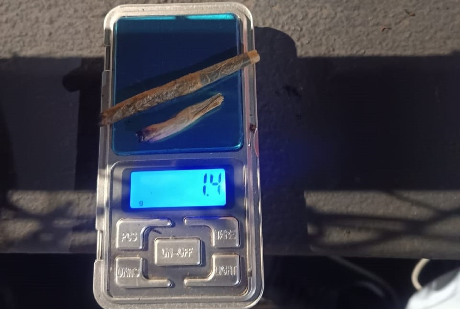 Forte cheiro entrega usuários e PM apreende maconha em quadra de esportes no Centro de Cascavel