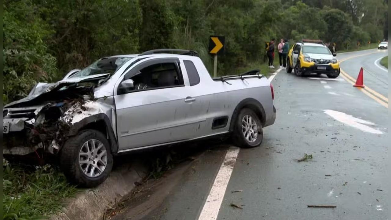 Ladrão sequestra idoso e morre após carro capotar na rodovia no Paraná