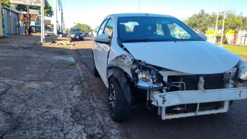 Etios e HB20 se envolvem em colisão traseira na Avenida Tancredo Neves Imagem referente a Etios e HB20 se envolvem em colisão traseira na Avenida Tancredo Neves