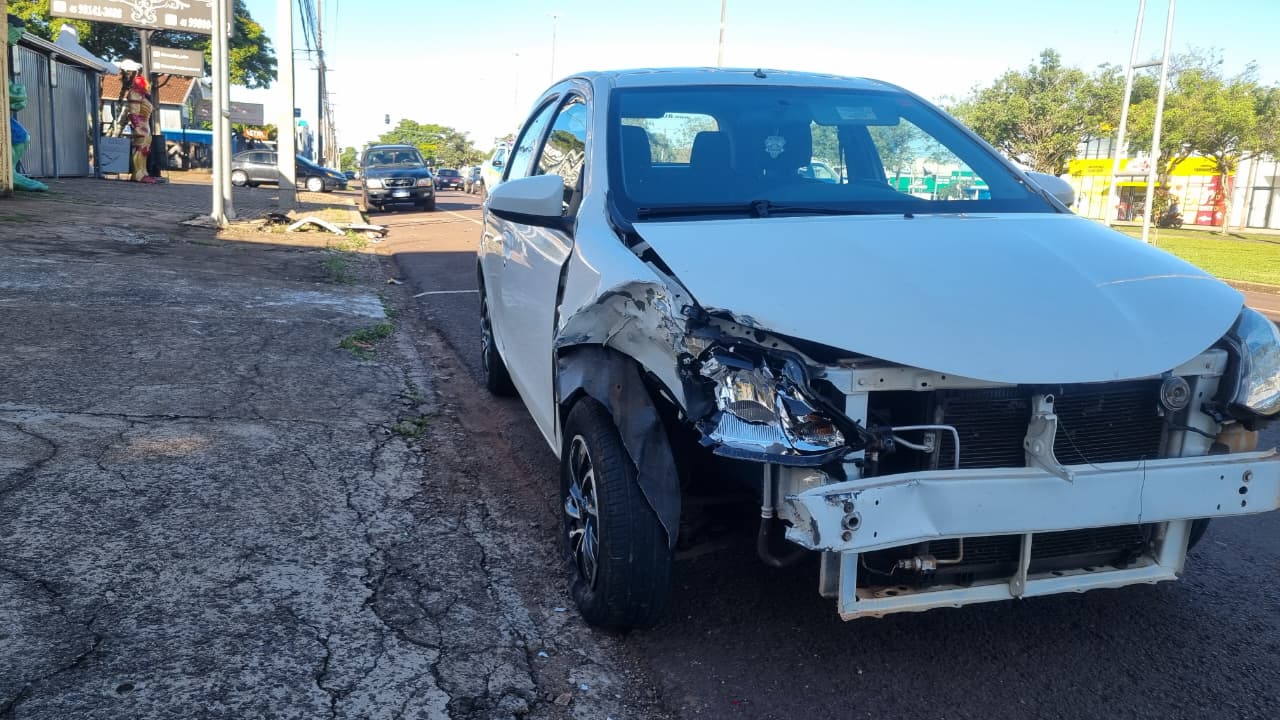 Etios e HB20 se envolvem em colisão traseira na Avenida Tancredo Neves