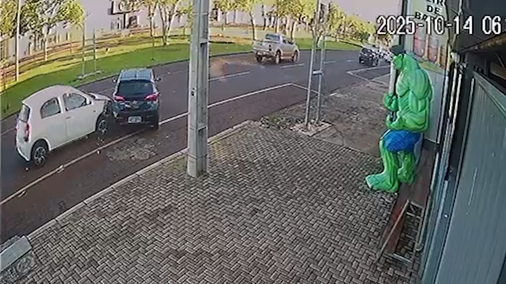 Entenda como ocorreu acidente entre Etios e HB20 na Avenida Tancredo Neves, em Cascavel