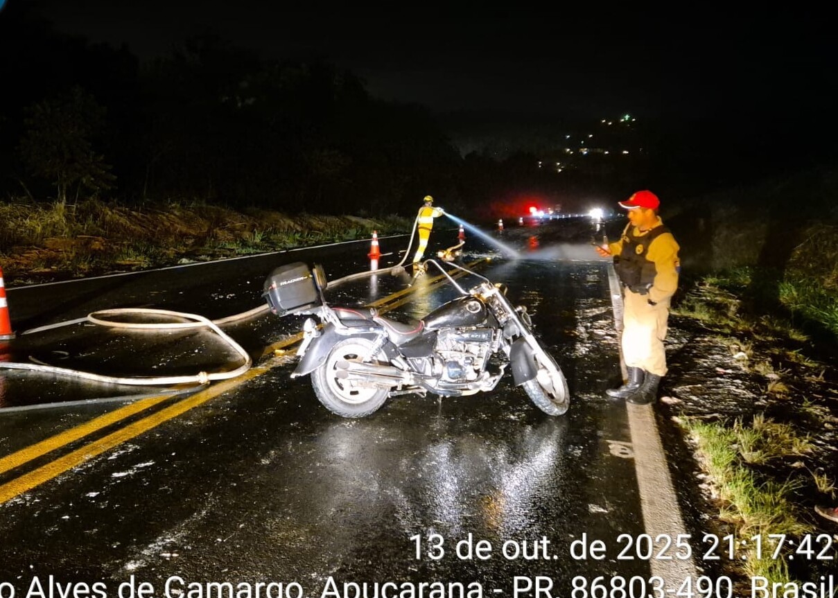 Motociclista escorrega em vísceras espalhadas em rodovia, sofre queda e fica ferida