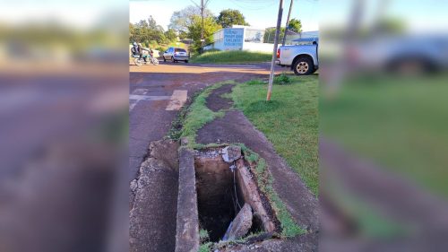 Imagem referente a Moradores do Cascavel Velho reclamam de buraco em boca de lobo próximo a Cmei