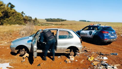 Imagem referente a Palio depenado é localizado abandonado na Região Norte de Cascavel