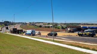 Carreta tomba no Trevo Cataratas e carga de soja fica espalhada Carreta tomba no Trevo Cataratas e carga de soja fica espalhada