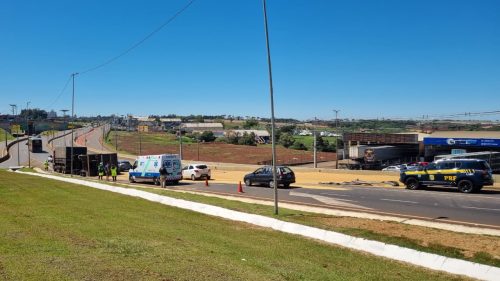 Imagem referente a Carreta tomba no Trevo Cataratas e carga de soja fica espalhada