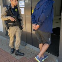 Imagem referente a Homem é preso com mais de 3 mil cigarros eletrônicos após intensa perseguição policial