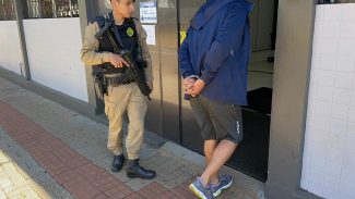 Homem é preso com mais de 3 mil cigarros eletrônicos após intensa perseguição policial