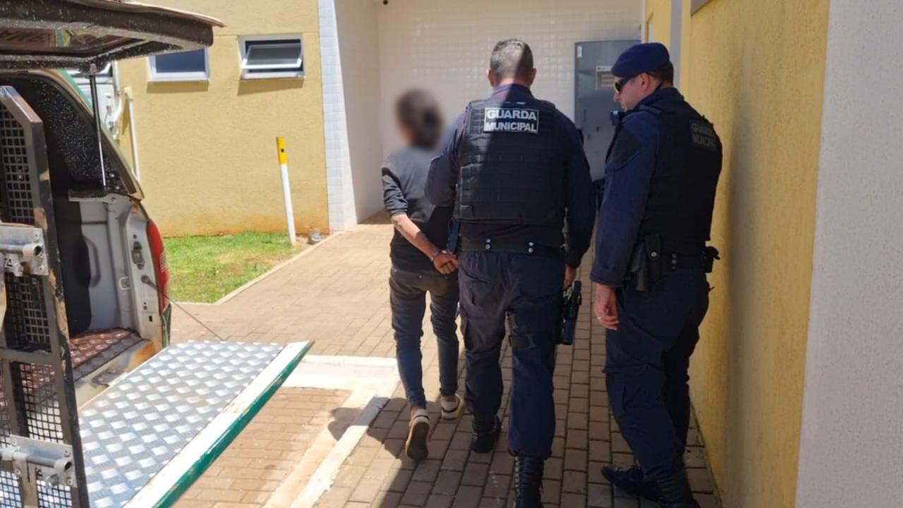 Mulher é pega no flagra após furtar placa de camionete em Cascavel