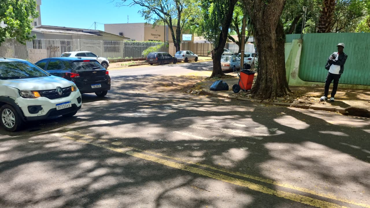Falta de sinalização causa acidente entre carro e moto no Centro de Cascavel