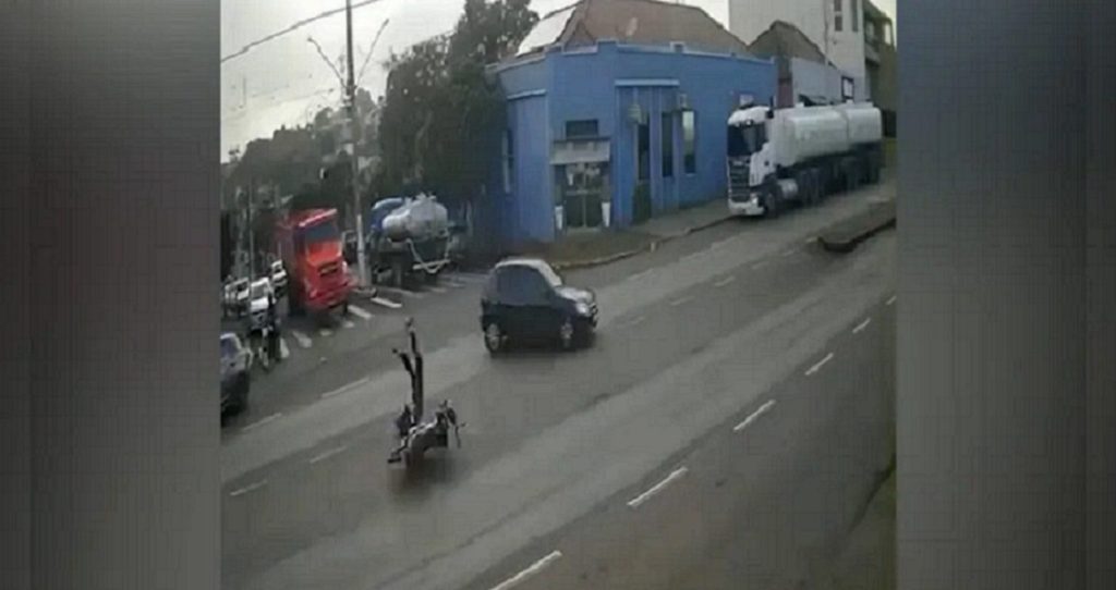 Motociclista dá pirueta no ar ao colidir com carro em Califórnia